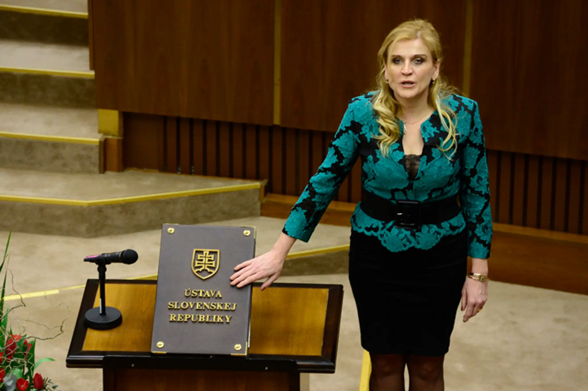Jana Vaľová (SMER-SD) skladá poslanecký sľub.