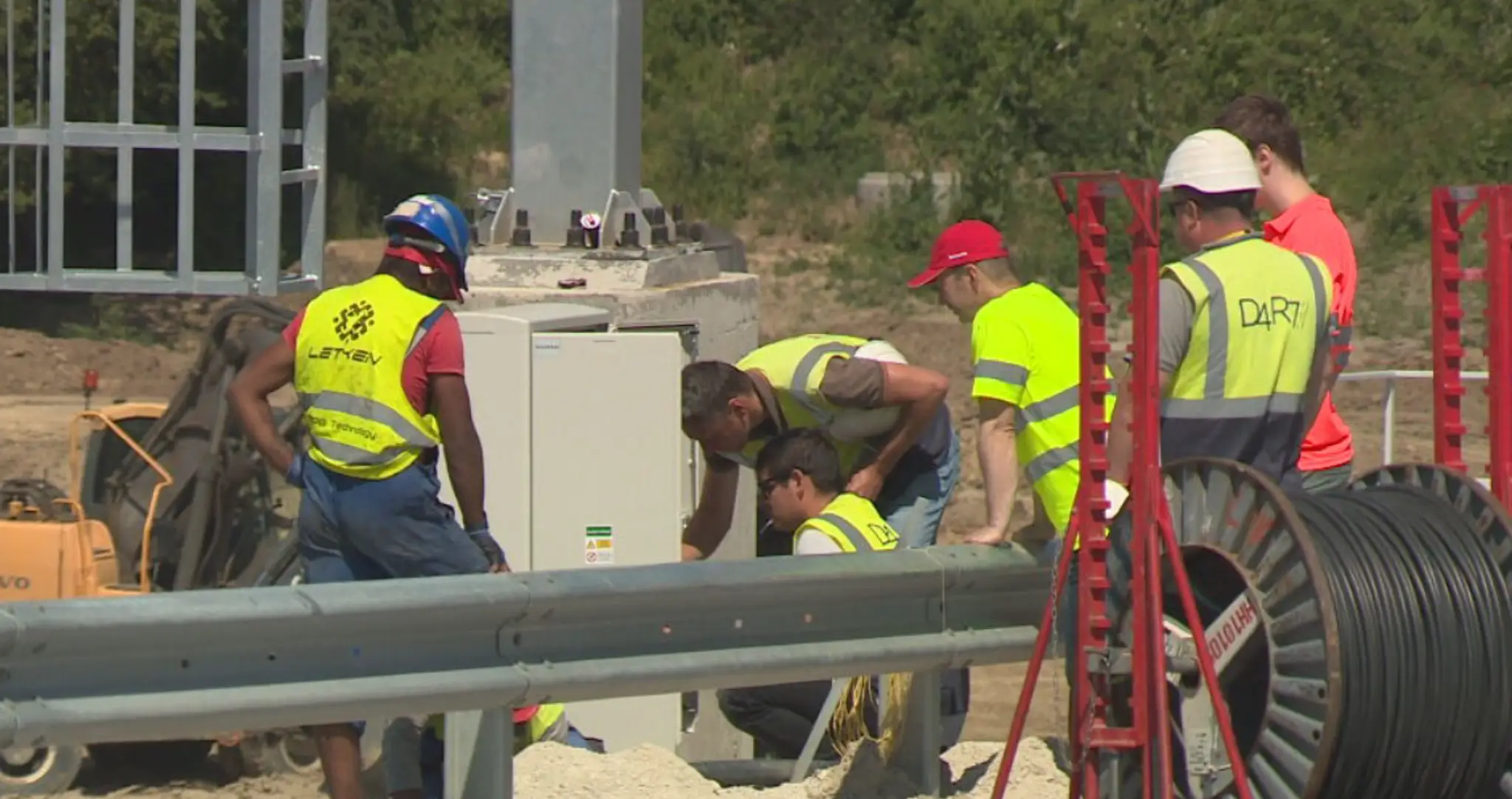 Na snímke sú robotníci, ktorí robia diaľnicu.