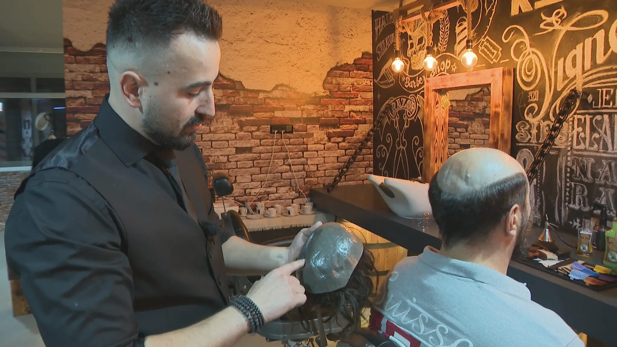 Po 15 rokoch života s plešinou, sa rozhodol pre radikálnu zmenu - takzvanú vlasovú protézu.