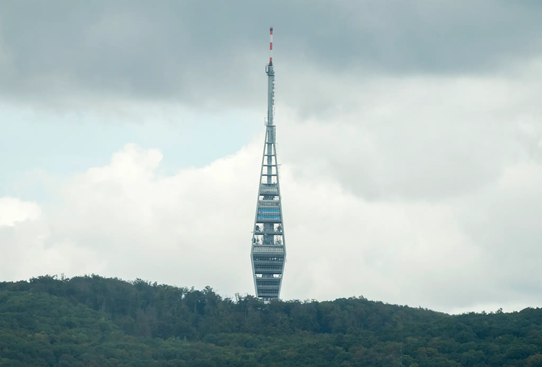 Na snímke pohľad na Televíznu vežu na Kamzíku.