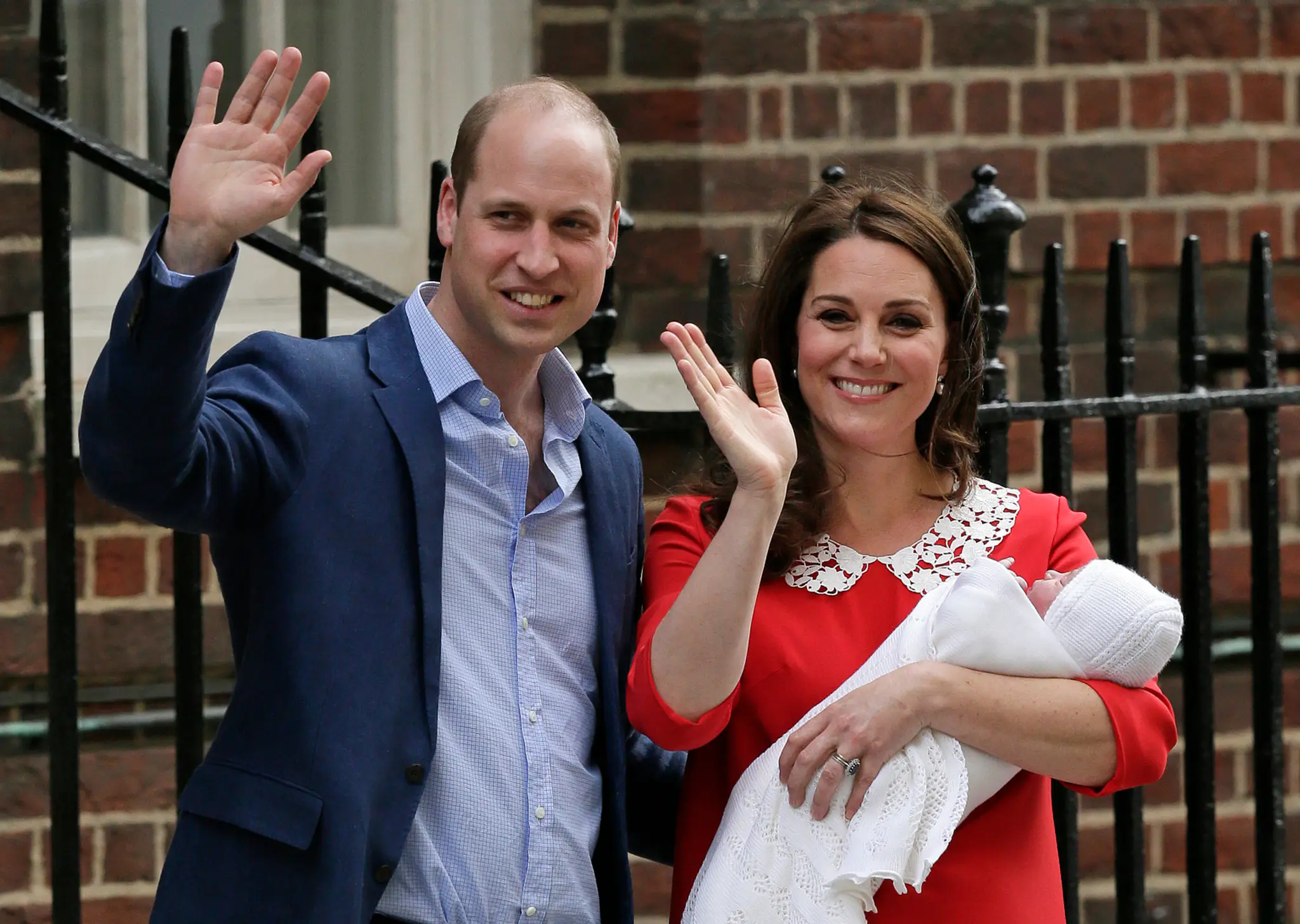 Kate Middleton a princ William predstúpili pred dav v deň pôrodu druhého syna.