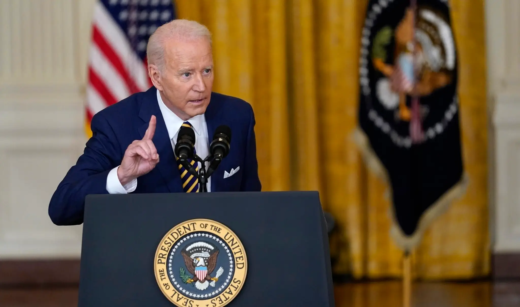 Americký prezident Joe Biden hovorí počas tlačovej konferencie.