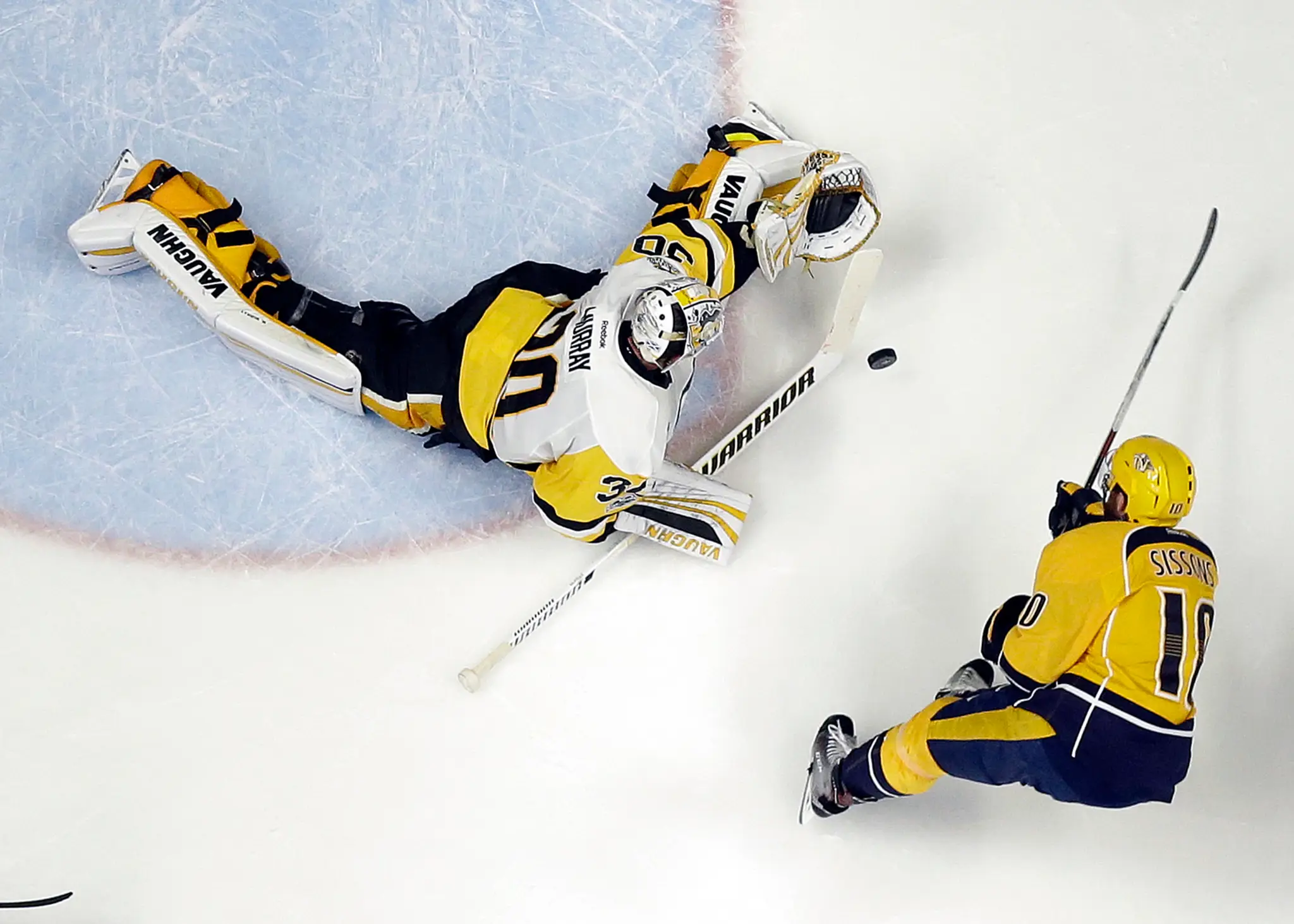 Matt Murray (Pittsburgh) blokuje strelu Coltona Sissonsa (Nashville).