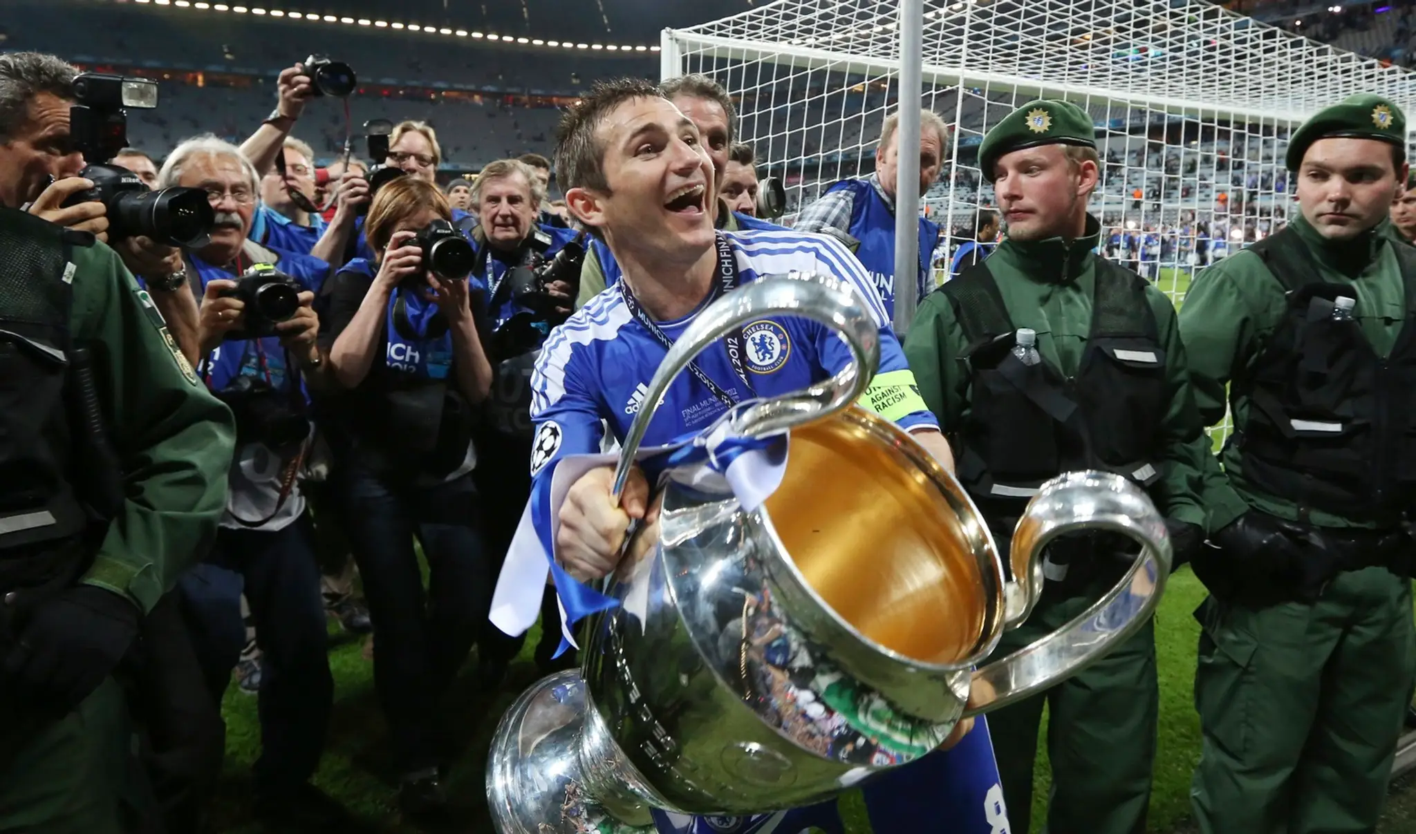 Na archívnej snímke z 19. mája 2012 futbalista Chelsea Londýn Frank Lampard pózuje s trofejou po triumfe vo finále Ligy majstrov