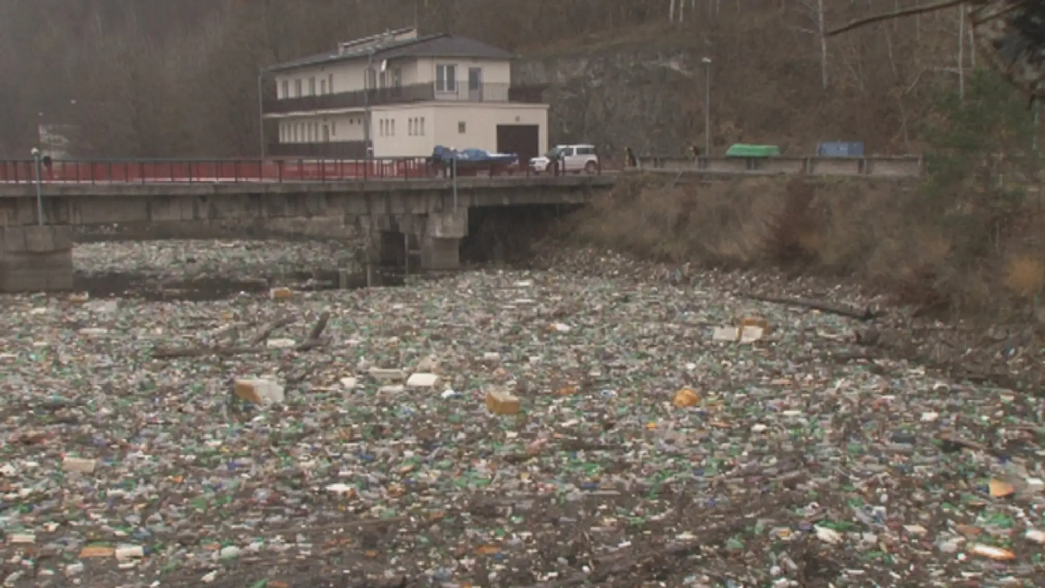 Znečistený Ružín.