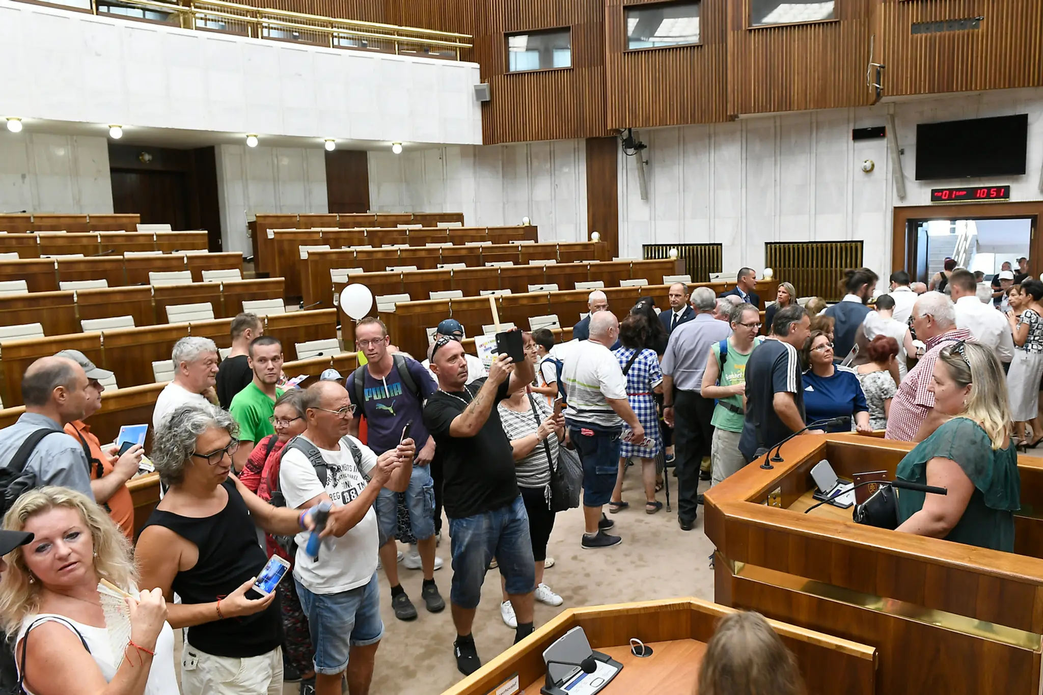 Prvé vztyčovanie vlajky na novom stožiari pred parlamentom.