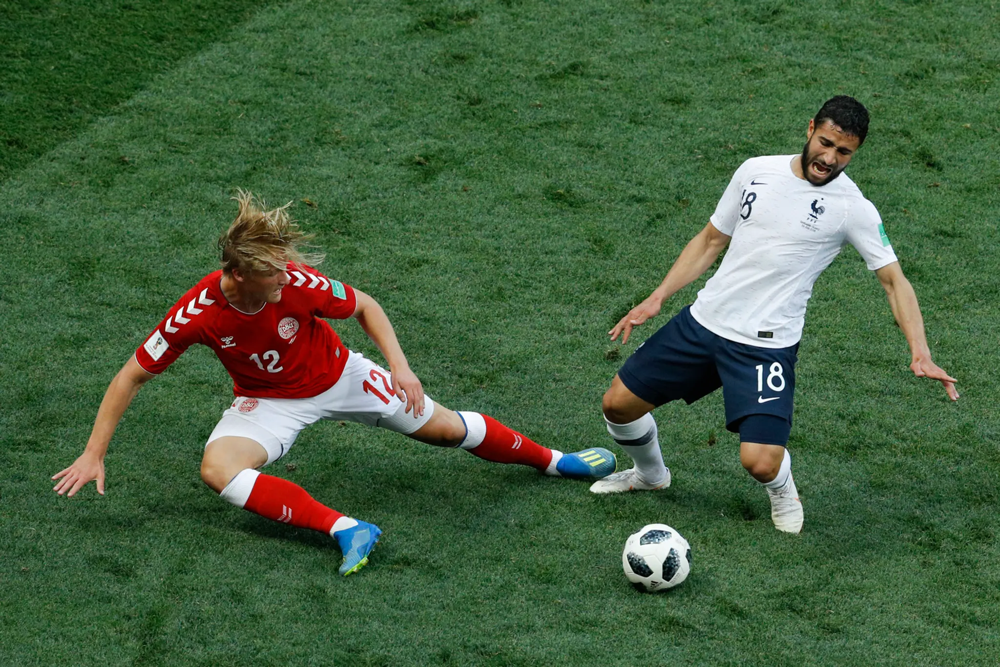 Dán Kasper Dolberg (vľavo) bojuje o loptu s Francúzom Nabil Fekirom na MS 2018.