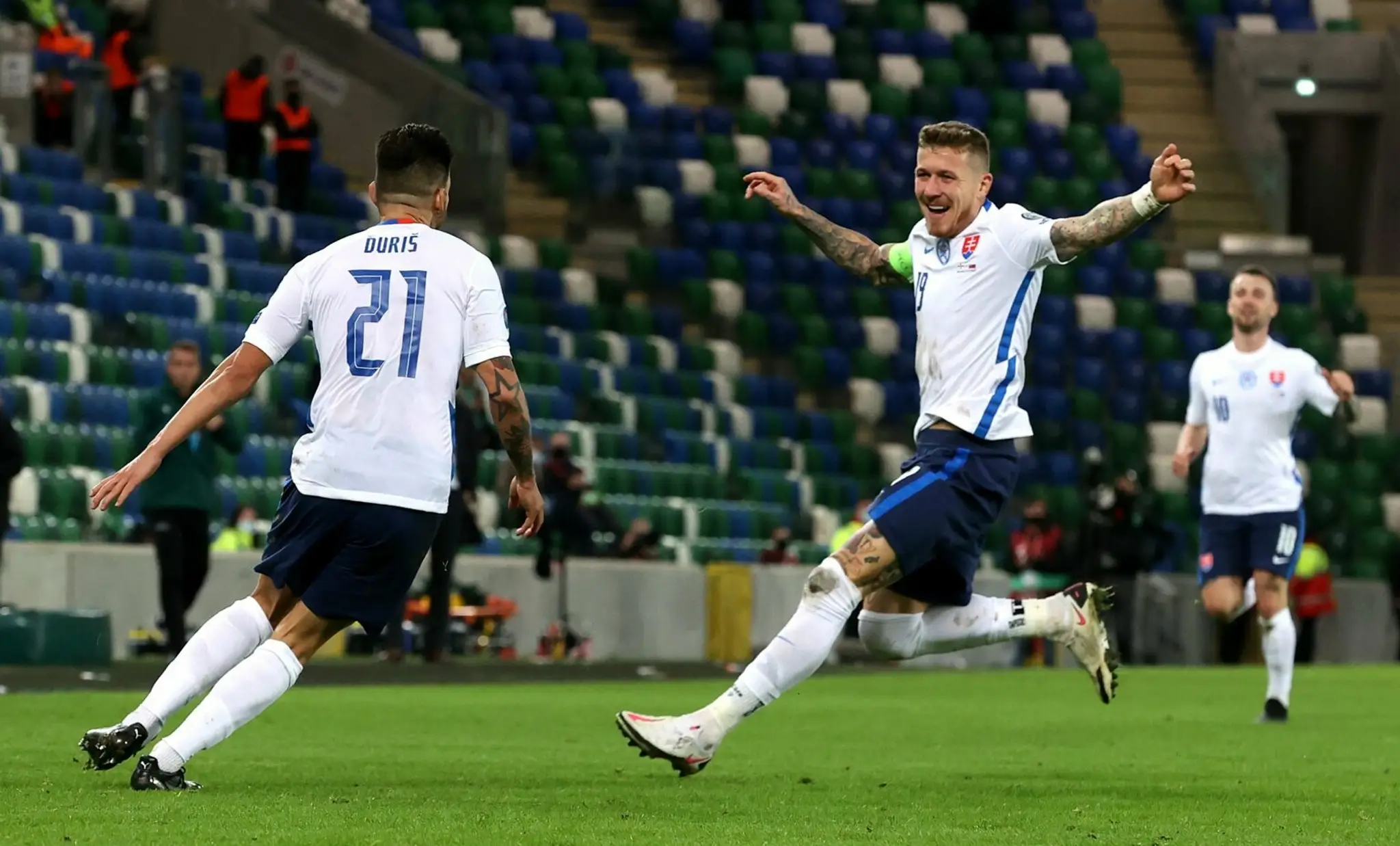 Michal Ďuriš (vľavo) a Juraj Kucka sa tešia po strelení gólu v predĺžení zápasu finále play off o EURO 2020.