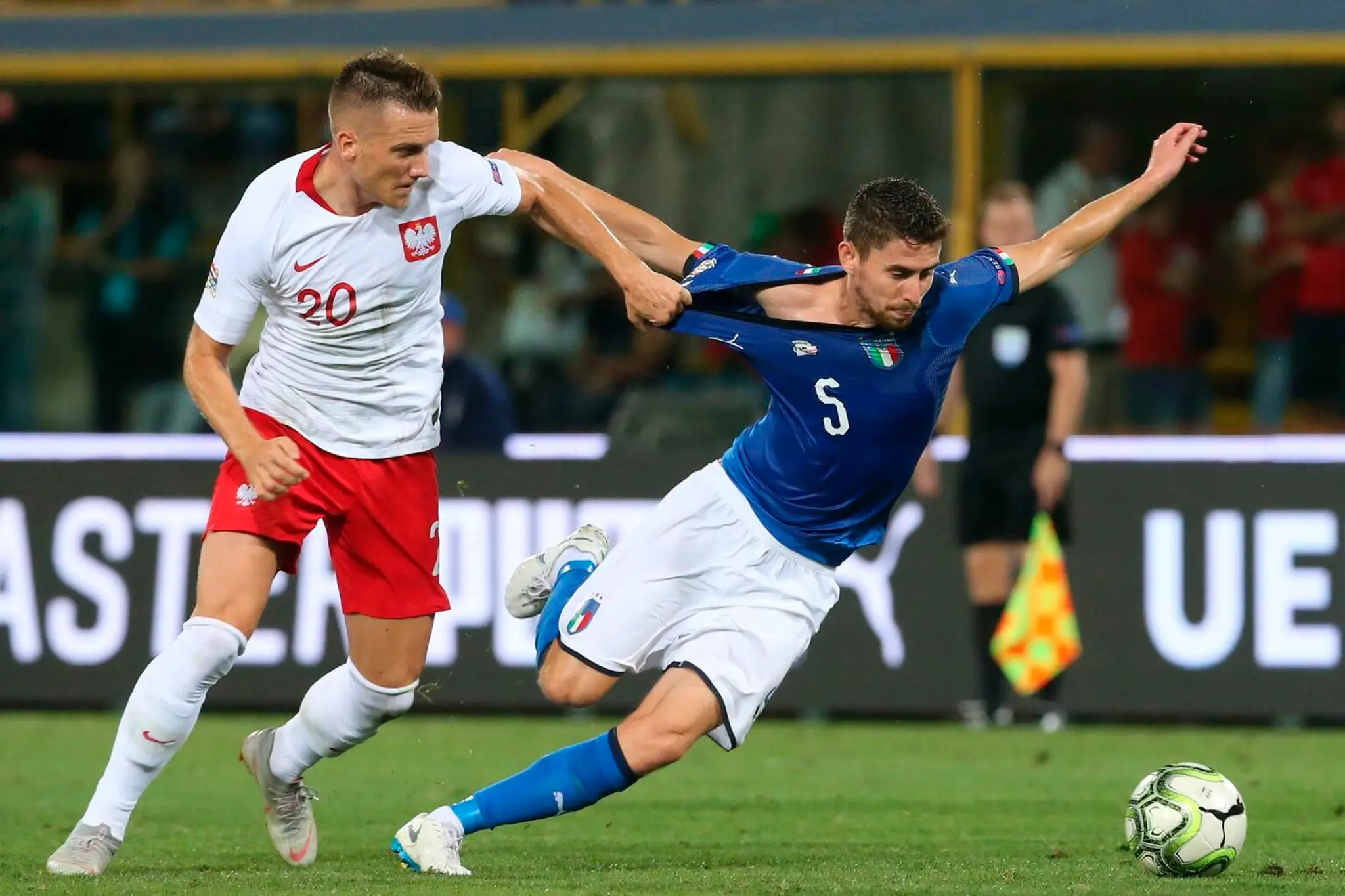 Taliansky futbalista Jorginho (vpravo) a Poliak Piotr Zielinski počas zápasu Ligy národov.