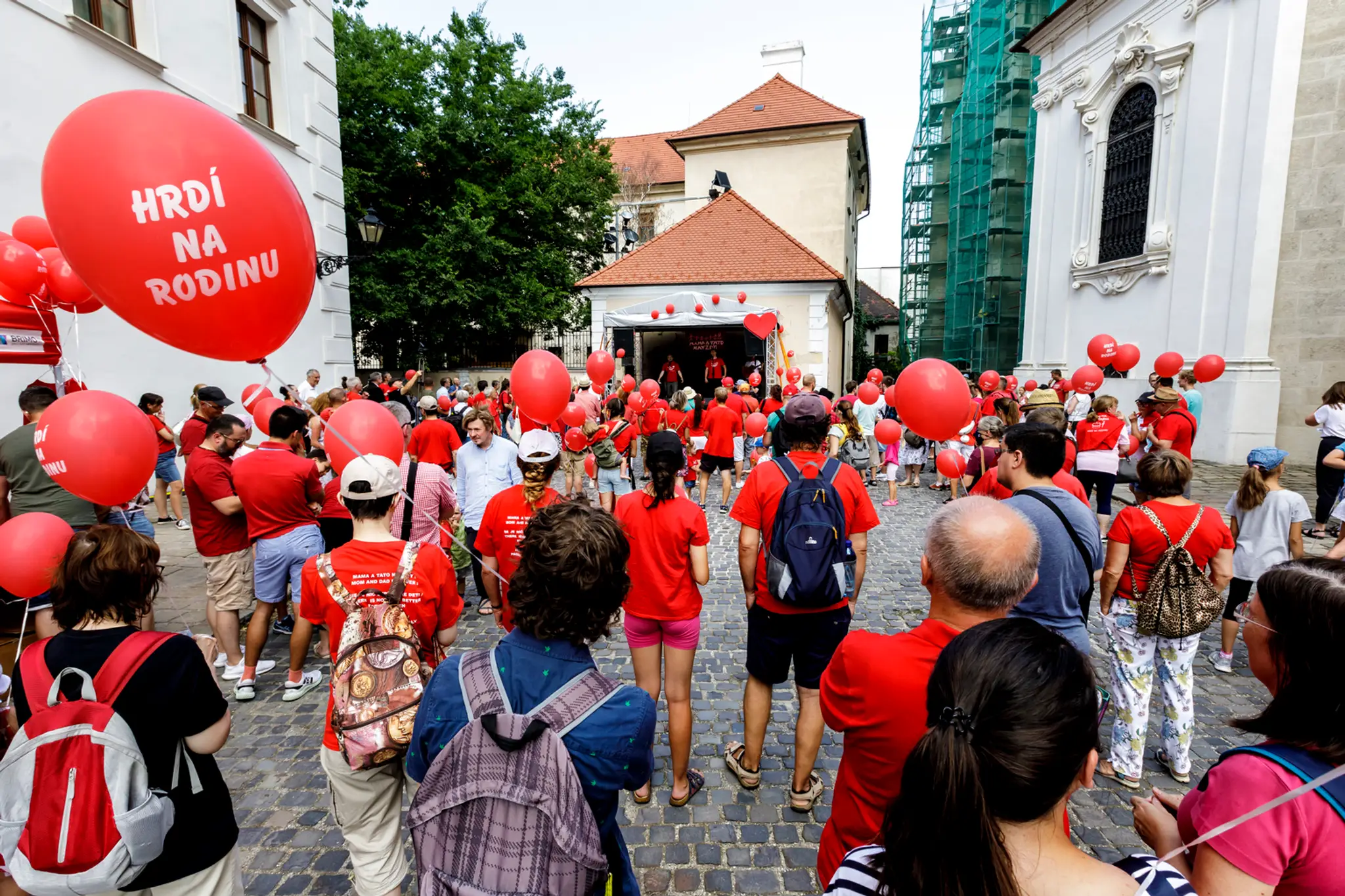 Snímka zo zhromaždenia Hrdí na rodinu pri Katedrále sv. Martina v Bratislave 24. júla 2021.
