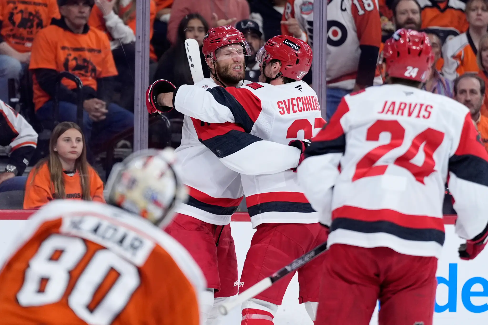 Hokejisti Caroliny Hurricanes oslavujú gól.