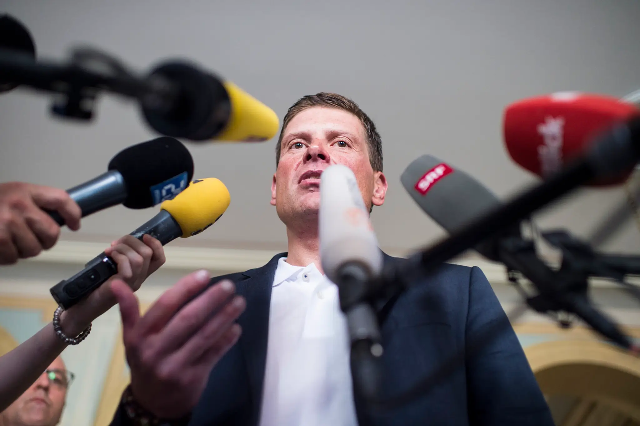 Na snímke niekdajší nemecký cyklista Jan Ullrich poskytuje rozhovor médiám na súde vo švajčiarskom Weinfeldene.