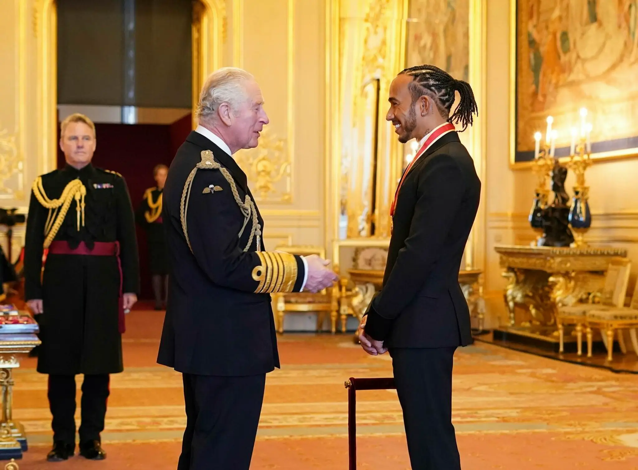Lewis Hamilton (sprava) a princ Charles.