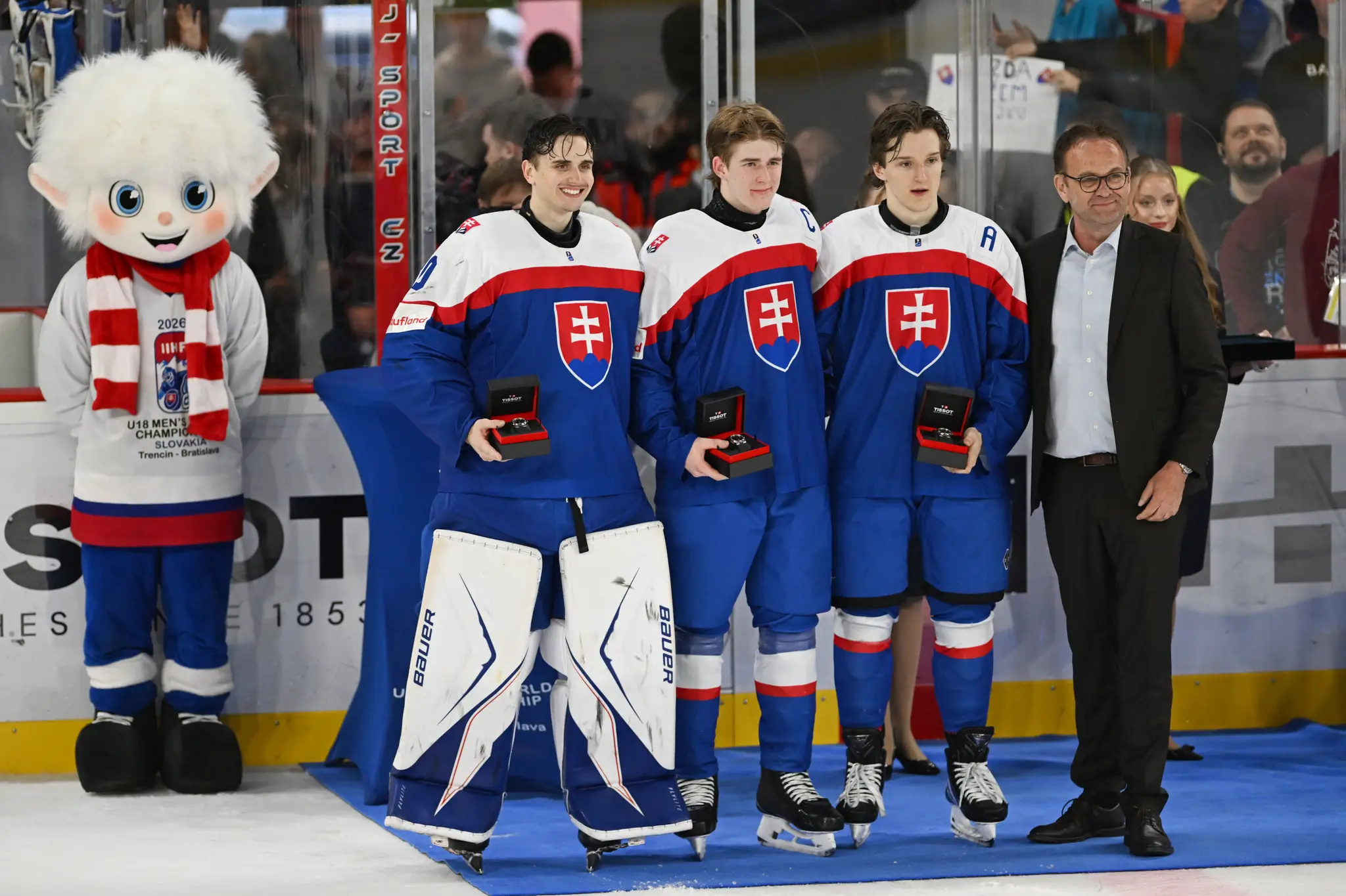 Traja najlepší hráči Slovenska na turnaji Samuel Hrenák, Adam Goljer a Timothy Kazda po semifinále s Lotyšskom