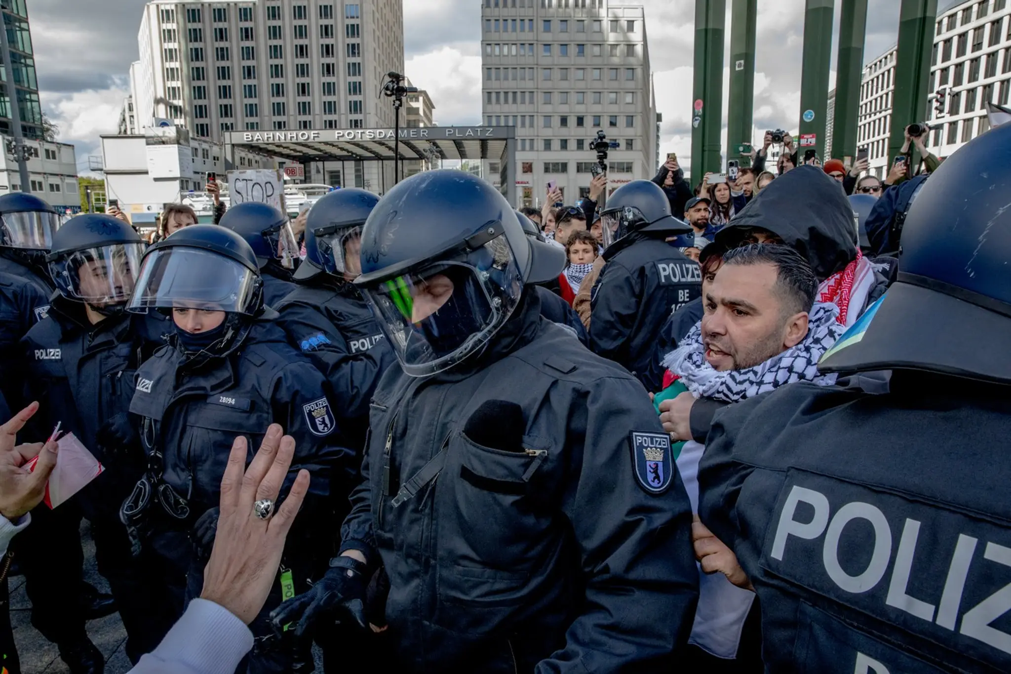 Nemeckí policajti počas demonštrácie.