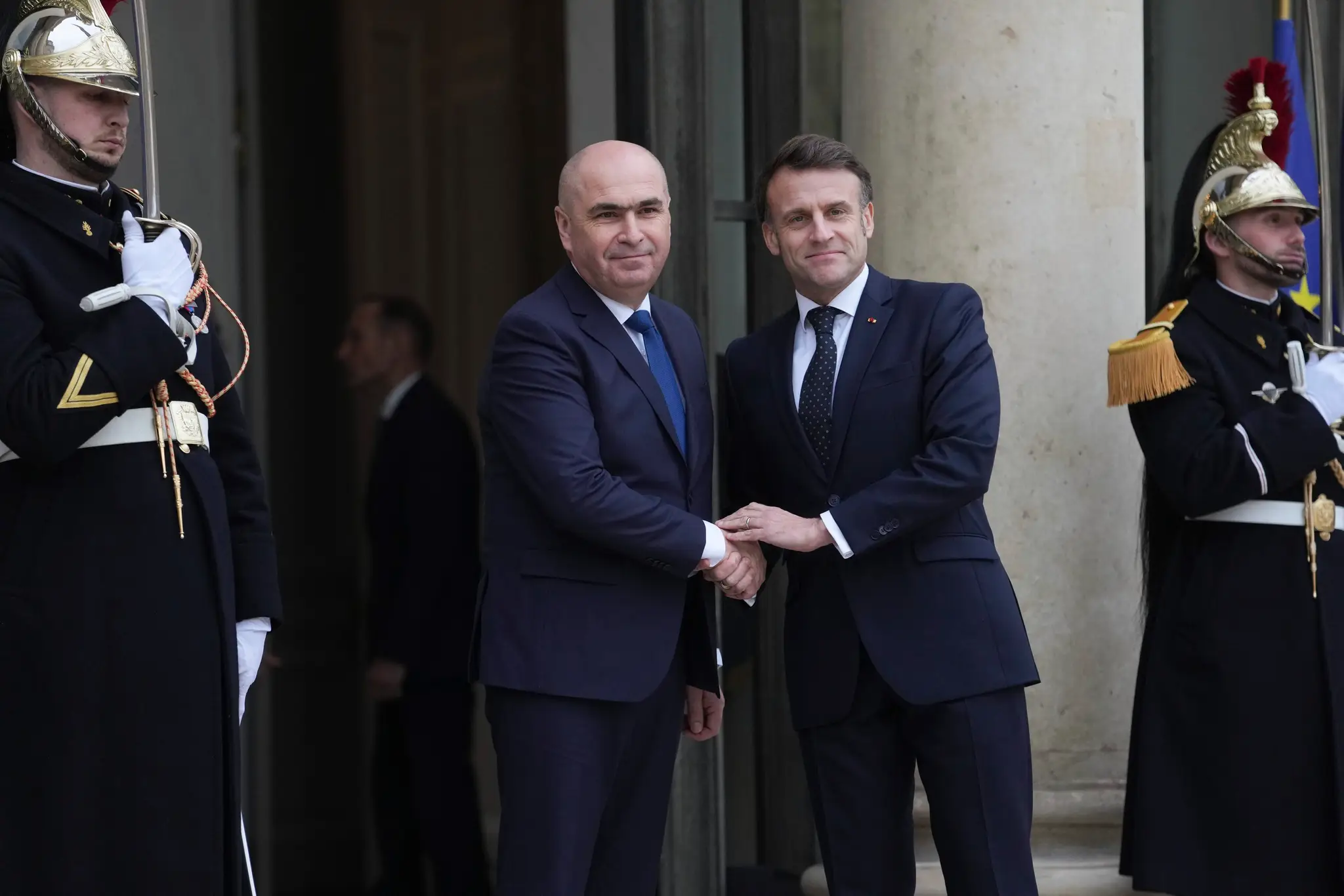 Francúzsky prezident Emmanuel Macron a rumunský prezident Ilie Bolojan
