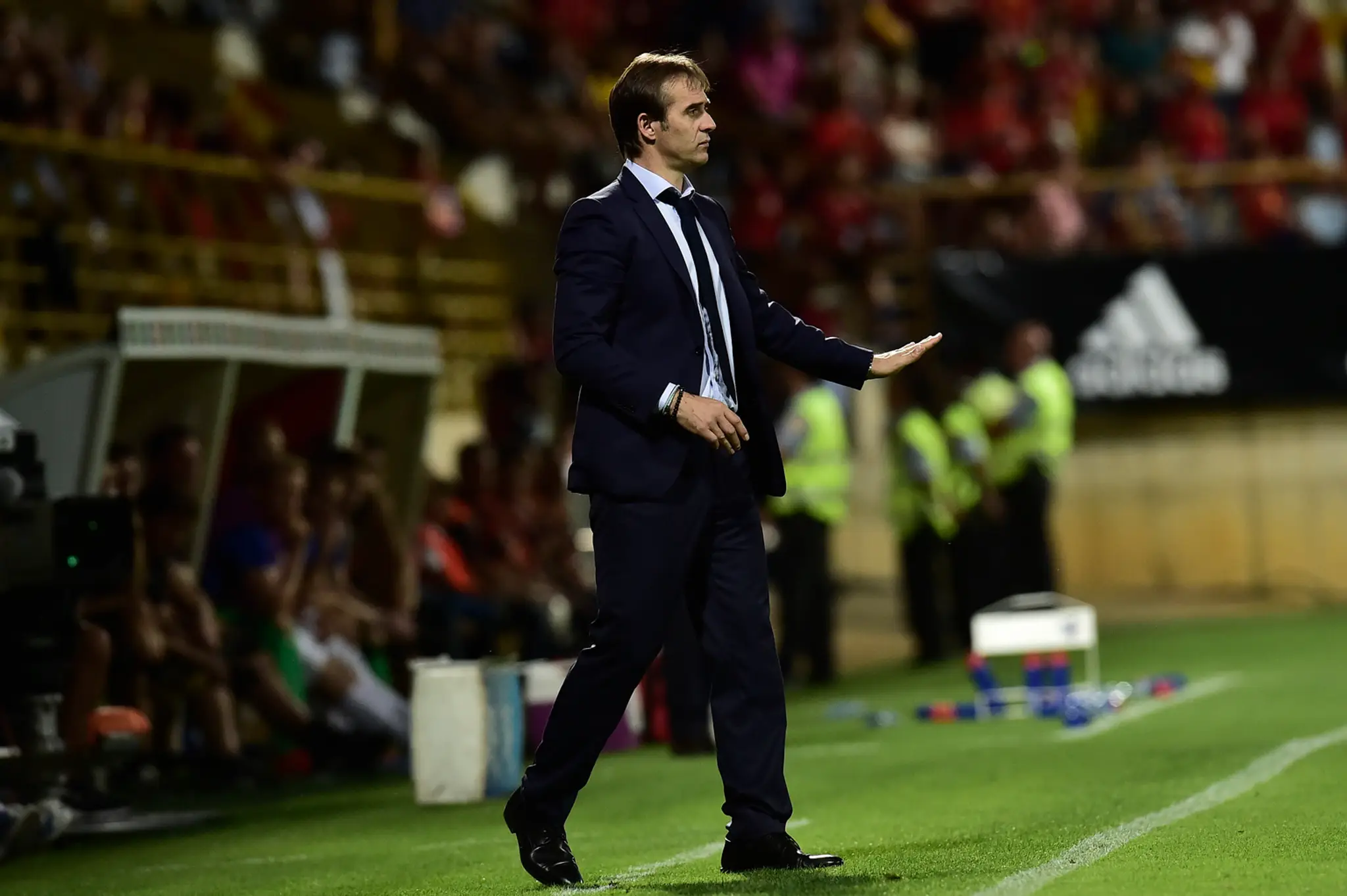 Španielsky kouč Julen Lopetegui dáva pokyny svojim zverencom v kvalifikačnom zápase protiLichtenštajnsku.