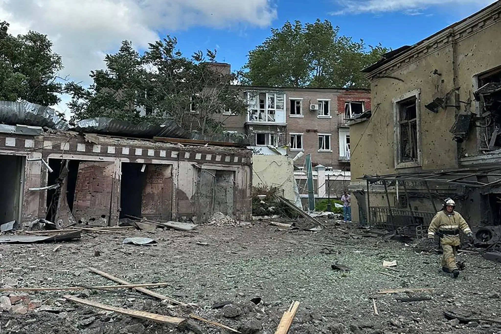 Poškodené budovy po výbuchu v centre mesta Taganrog.