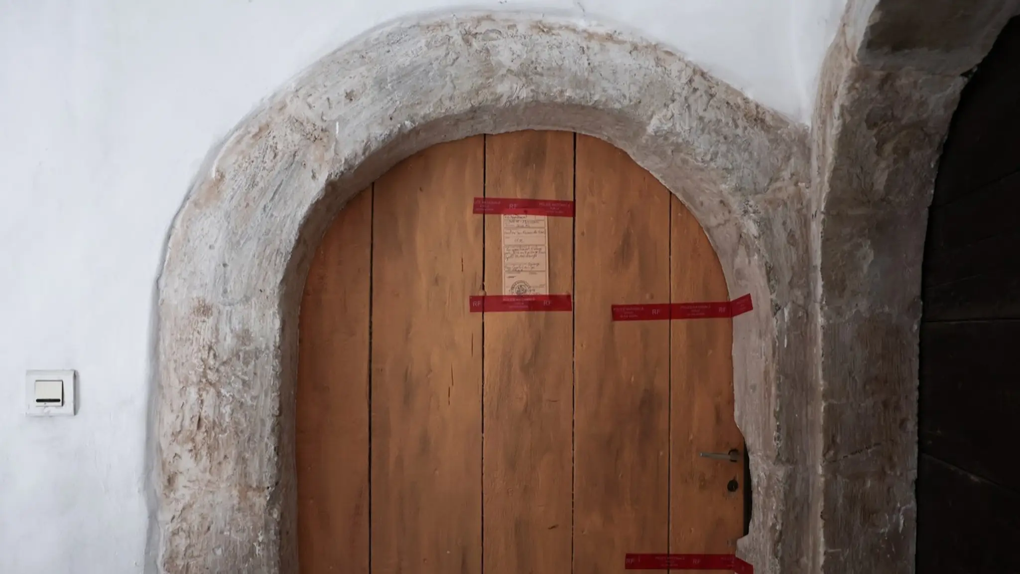 Zapečatené dvere od domu vo Francúzsku, v ktorom našli telá bábätiek