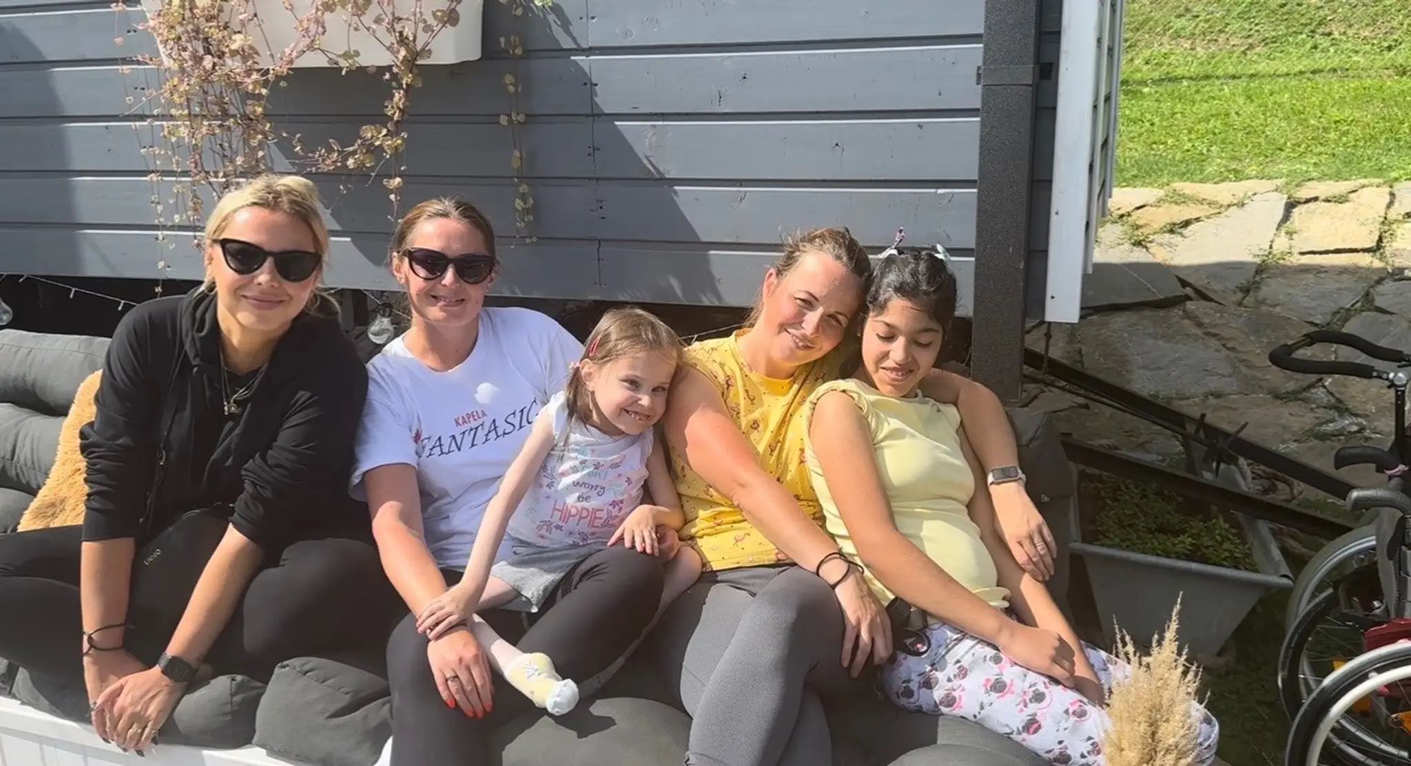 S deťmi chodia na výlety. Alexandra nechce, aby čakali na smrť