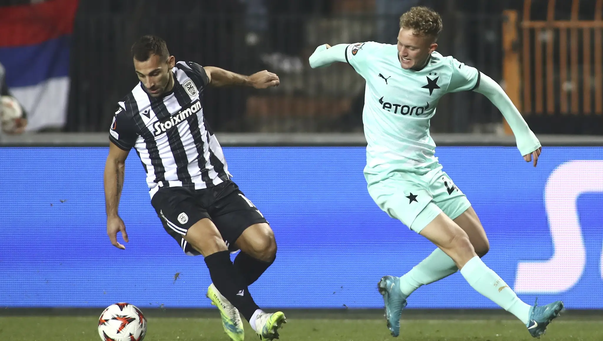 Hráč PAOK-u Jonny (vľavo) bojuje o loptu s Davidom Zimom zo Slavie