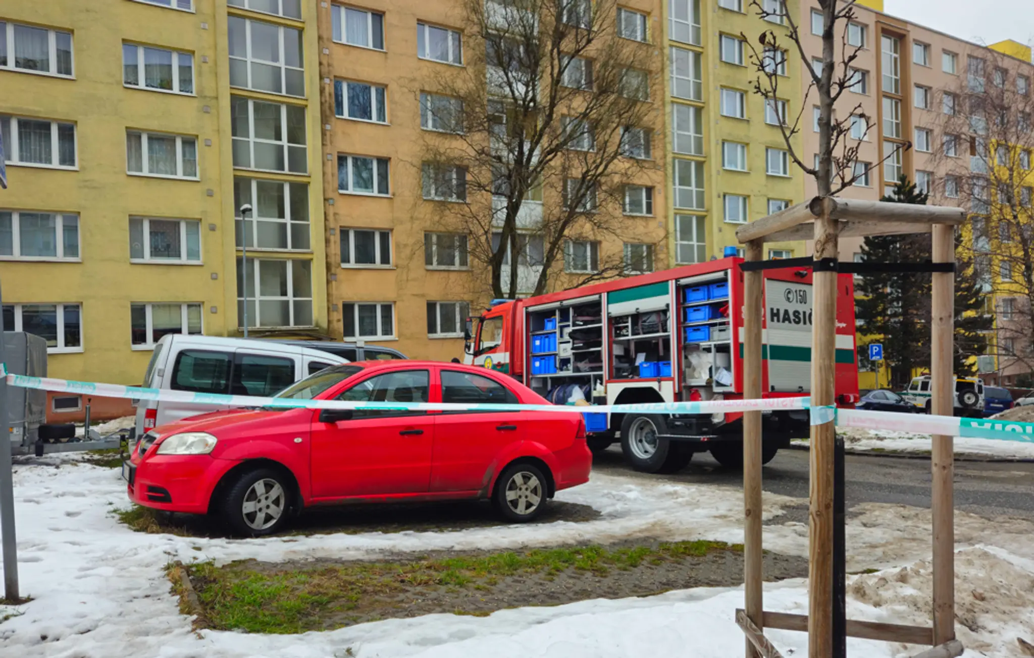 Na snímke bytovka v Košiciach, v ktorej zasahuje polícia počas protiteroristickej akcie.