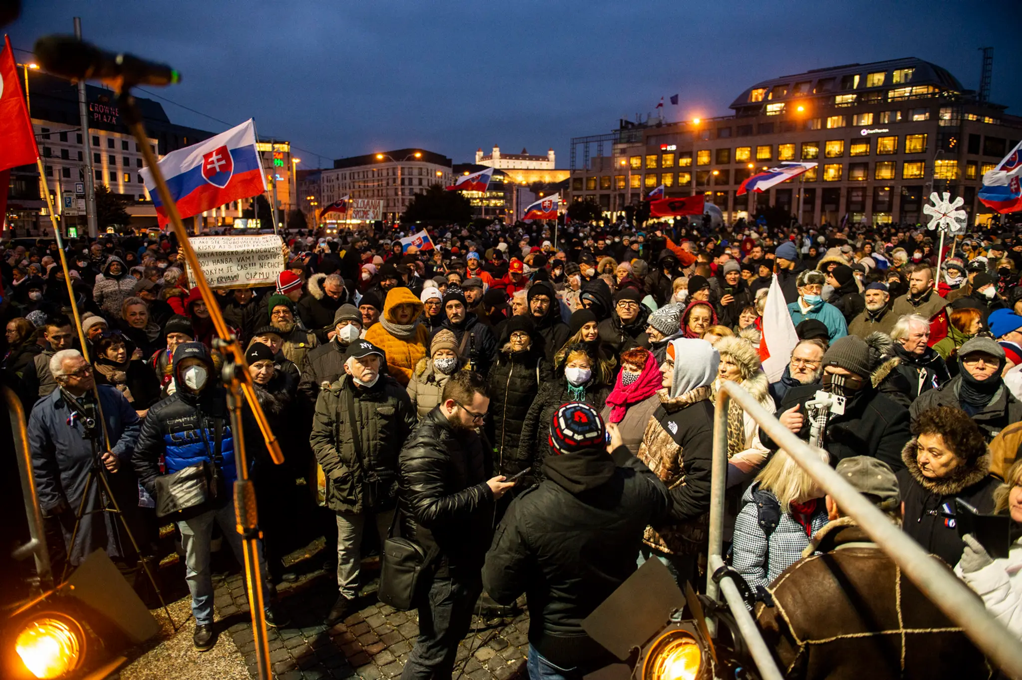 Účastníci protestného zhromaždenia opozičných politických strán.