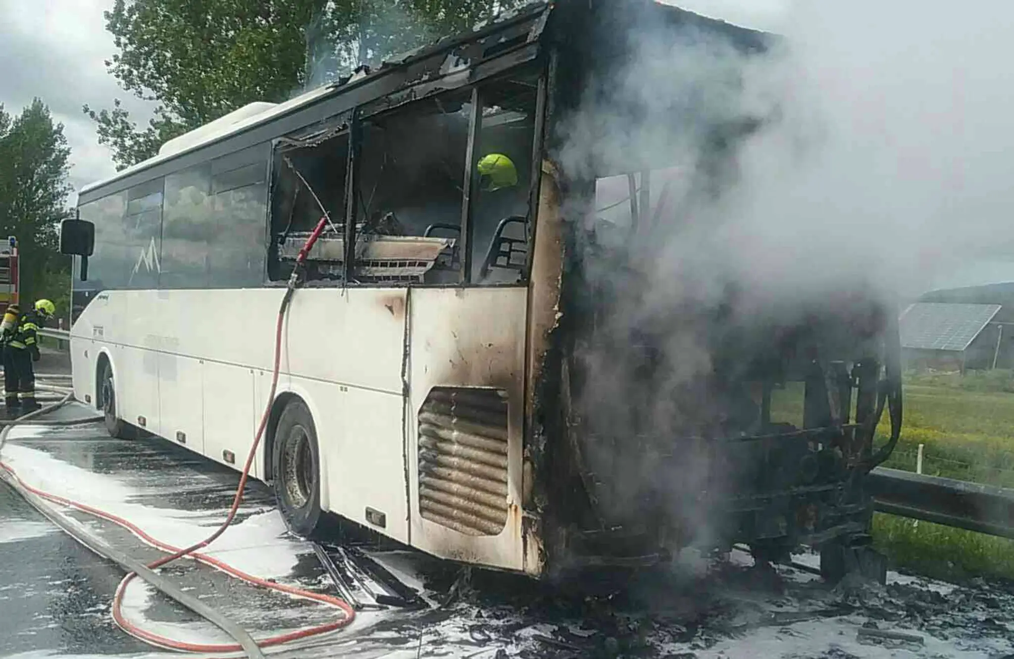 Na diaľnici horel autobus