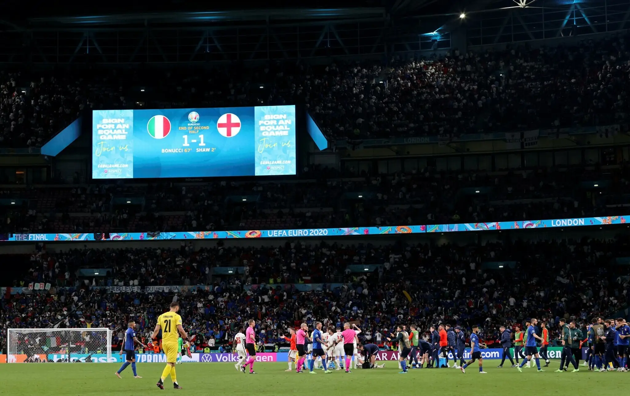 Počas finále futbalových ME vo Wembley sa nakazilo vyše tritisíc fanúšikov.