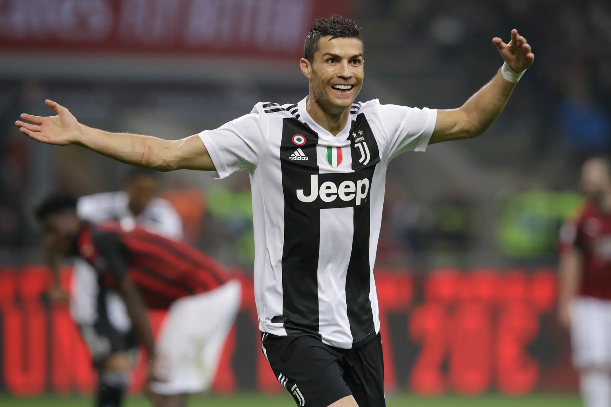 Cristiano Ronaldo z Juventusu oslavuje gól na pôde AC Milána.
