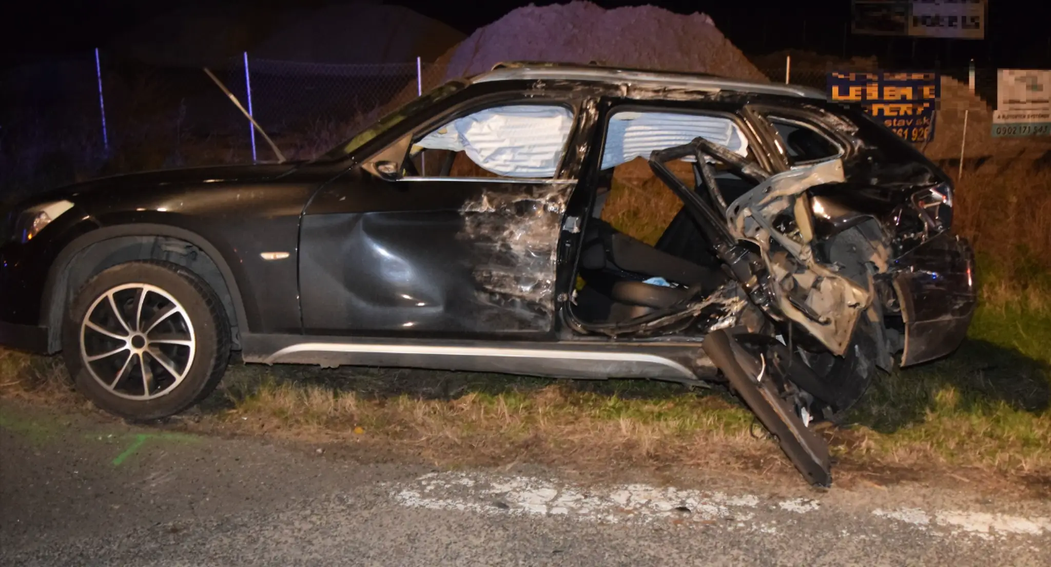 Zničené auto po nehode pri obci Kajal.