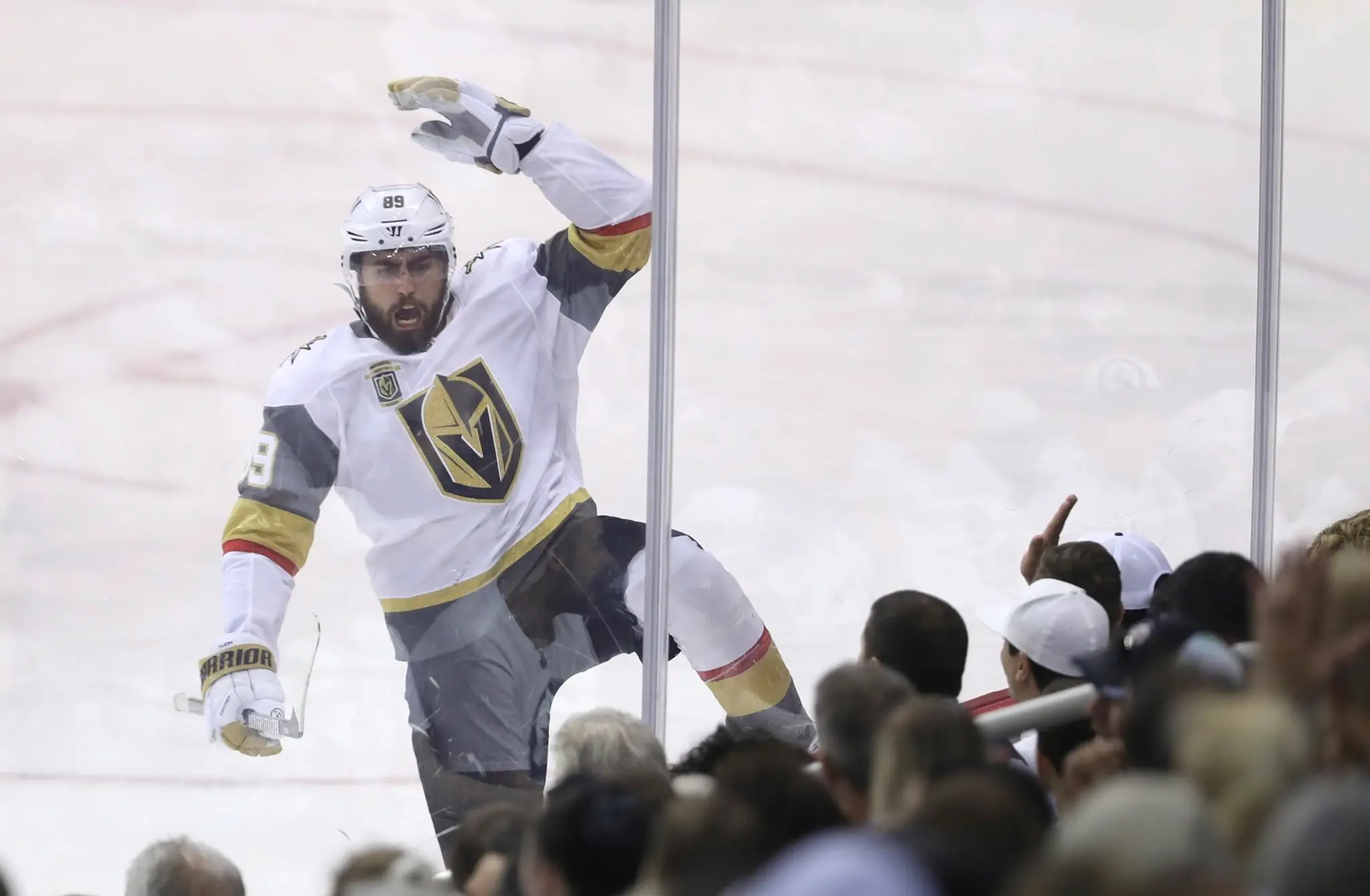 Hráč Vegas Golden Knights Alex Tuch (89) sa teší z gólu v piatom zápase finále Západnej konferencie proti Winnipeg Jets.