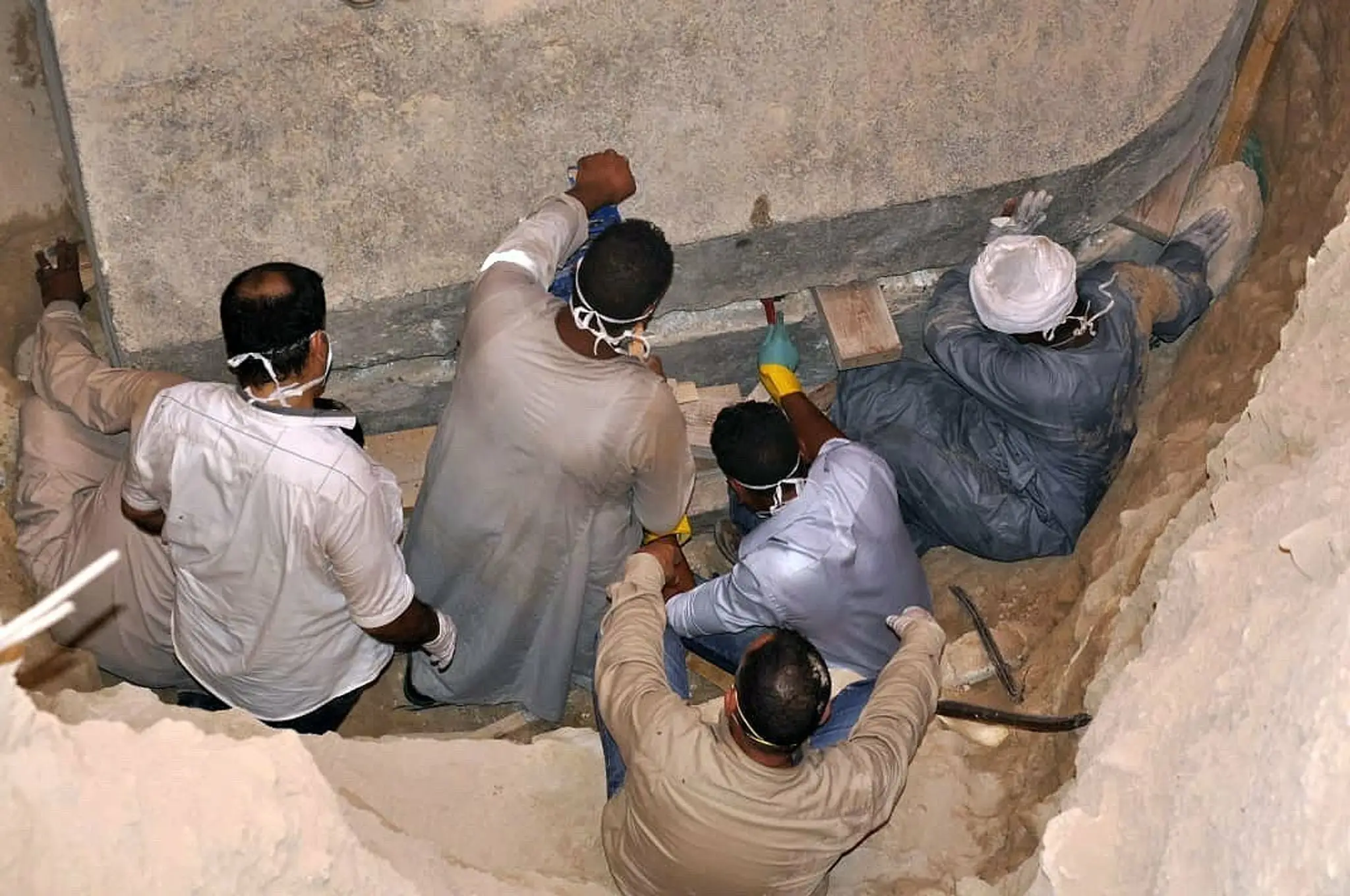V Egypte otvorili záhadný čierny sarkofág starý 2 000 rokov