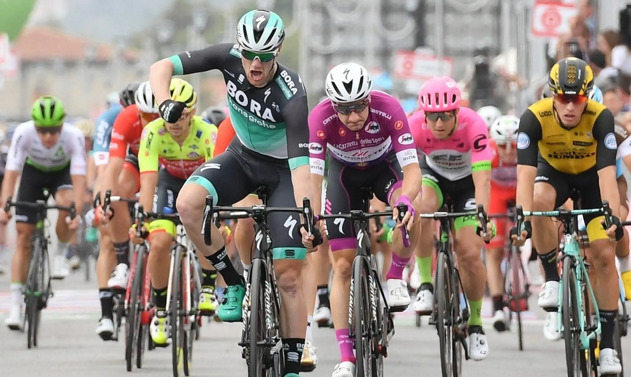 Sam Bennett z tímu Bora-Hansgrohe zvíťazil v piatkovej siedmej etape 101. ročníka pretekov Giro d'Italia..jpg