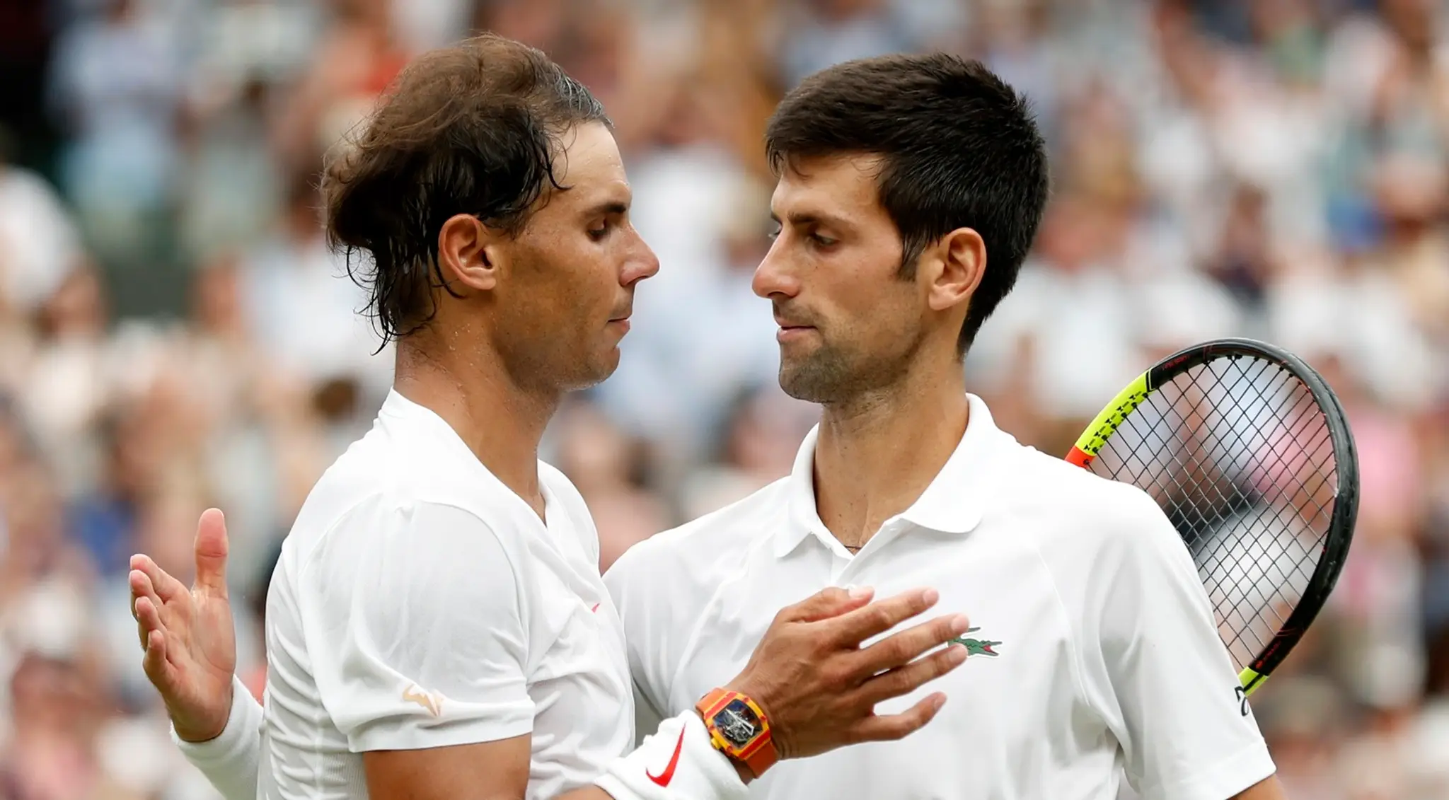 Rafael Nadal gratuluje Novakovi Djokovičovi po semifinále Wimbledonu.
