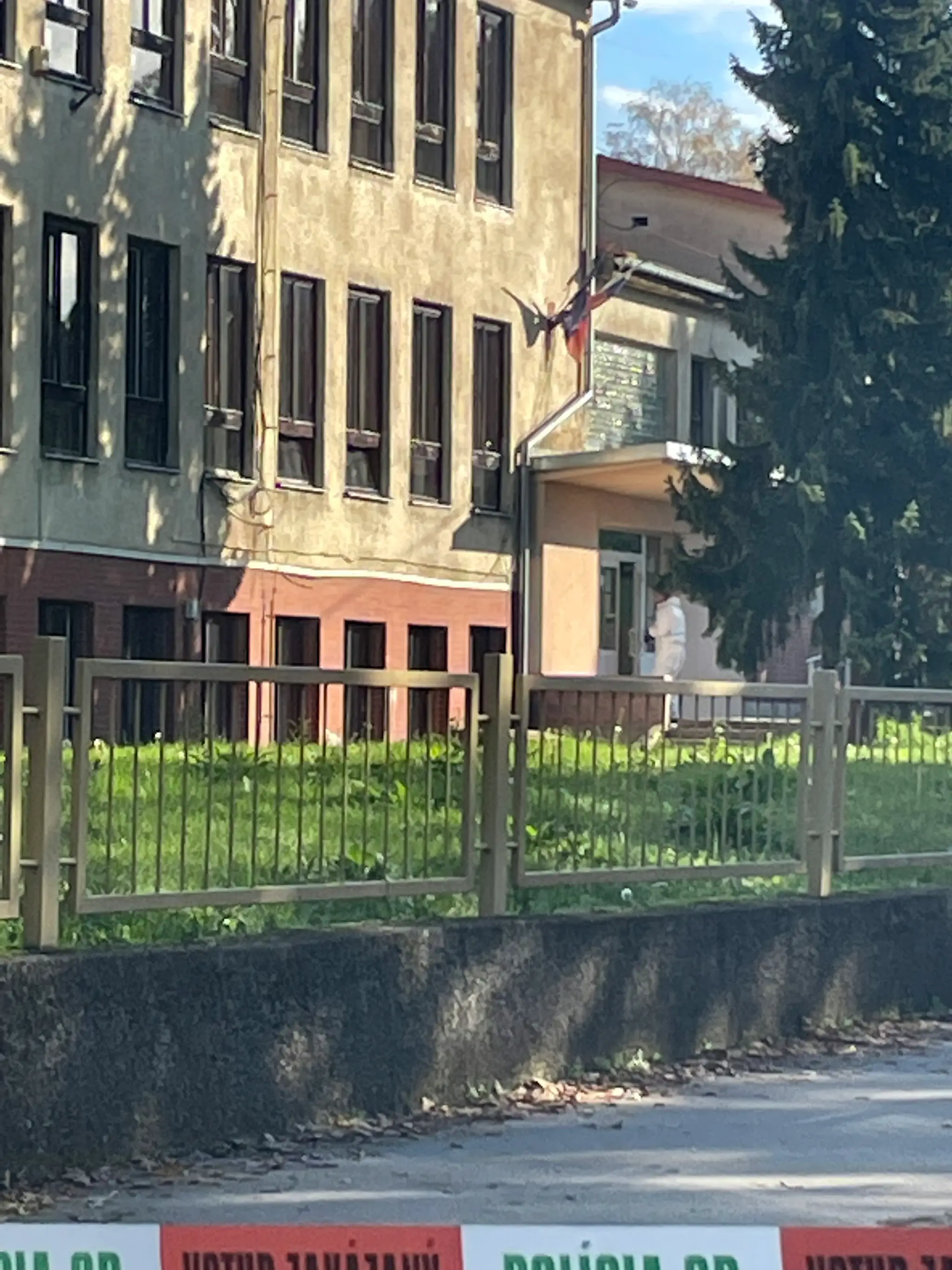 Na Strednej odbornej škole v Novákoch útočil študent sekerou.