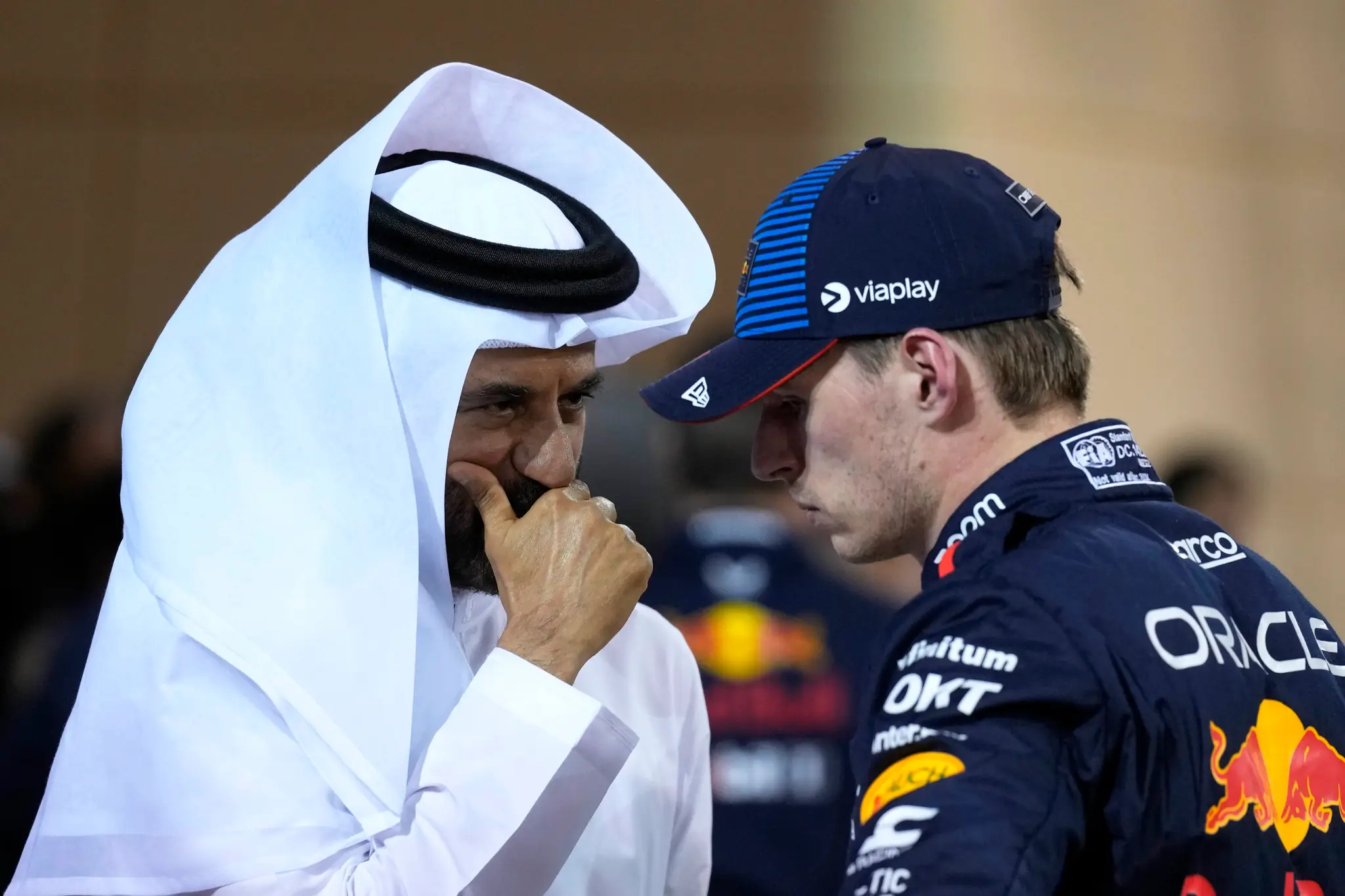 Prezident FIA Mohammed Ben Sulayeman (vľavo) a holandský jazdec F1 Max Verstappen