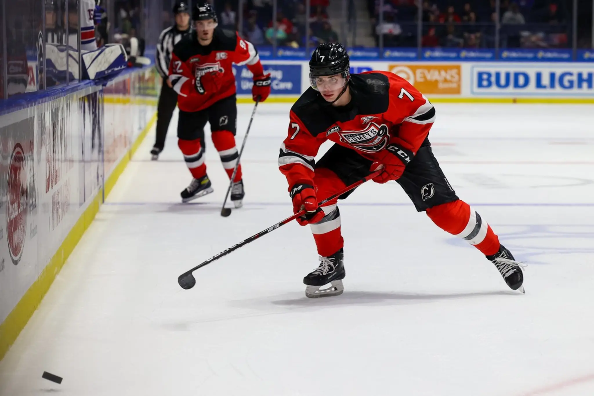 Šimon Nemec v drese Utica Comets.