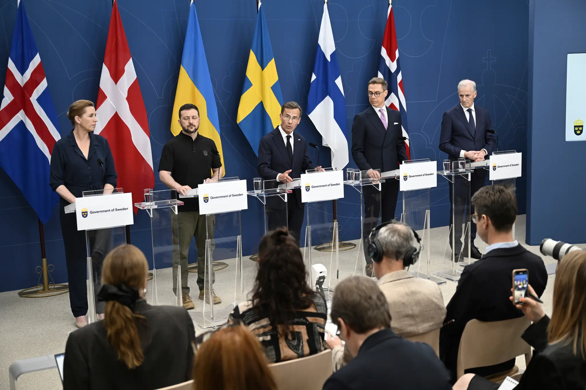 Zľava dánska premiérka Mette Frederiksenová, ukrajinský prezident Volodymyr Zelenskyj , švédsky premiér Ulf Kristersson, fínsky prezident Alexander Stubb a nórsky premiér Jonas Gahr Störe.
