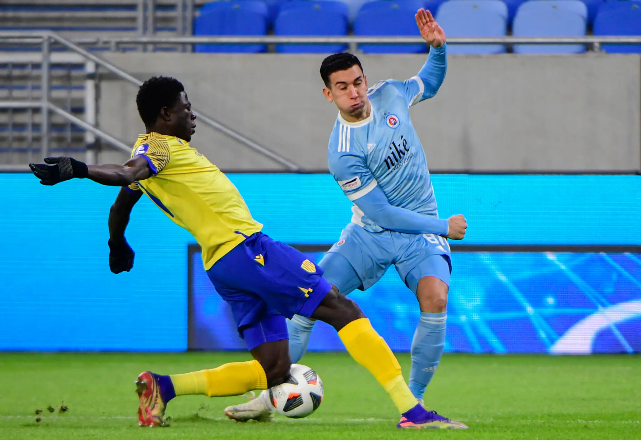 Sprava Vernon de Marco (Slovan) a Sharani Zuberu (DAC) v dueli Fortuna ligy.