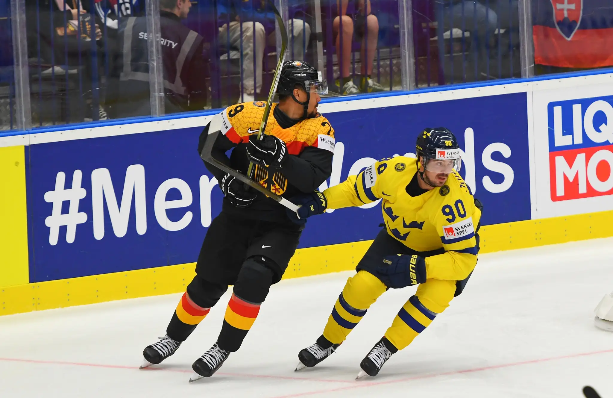 Na snímke vpravo Švéd Marcus Johansson a vľavo Nemec Colin Ugbekile.