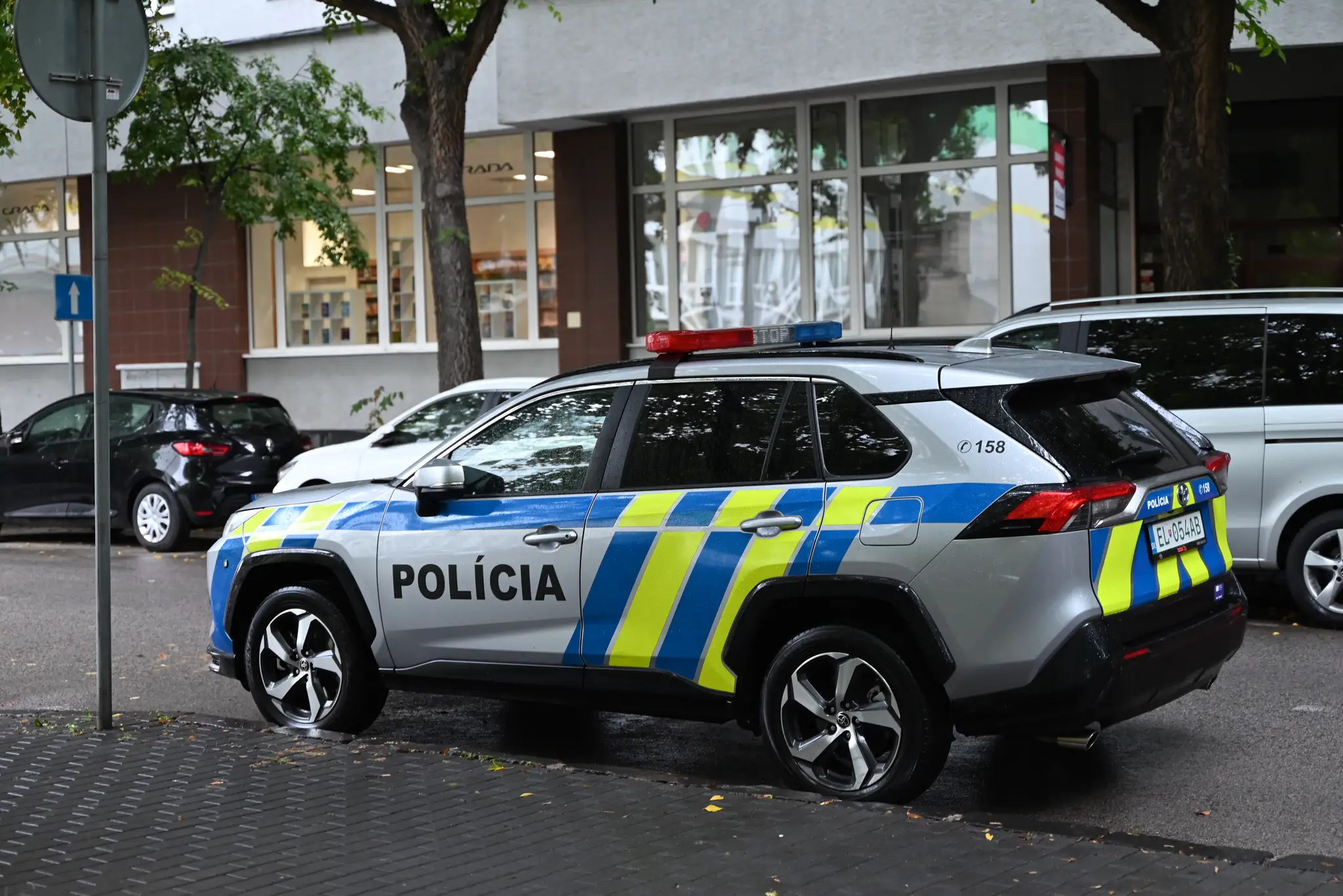 Polícia, policajné auto. Ilustračná snímka