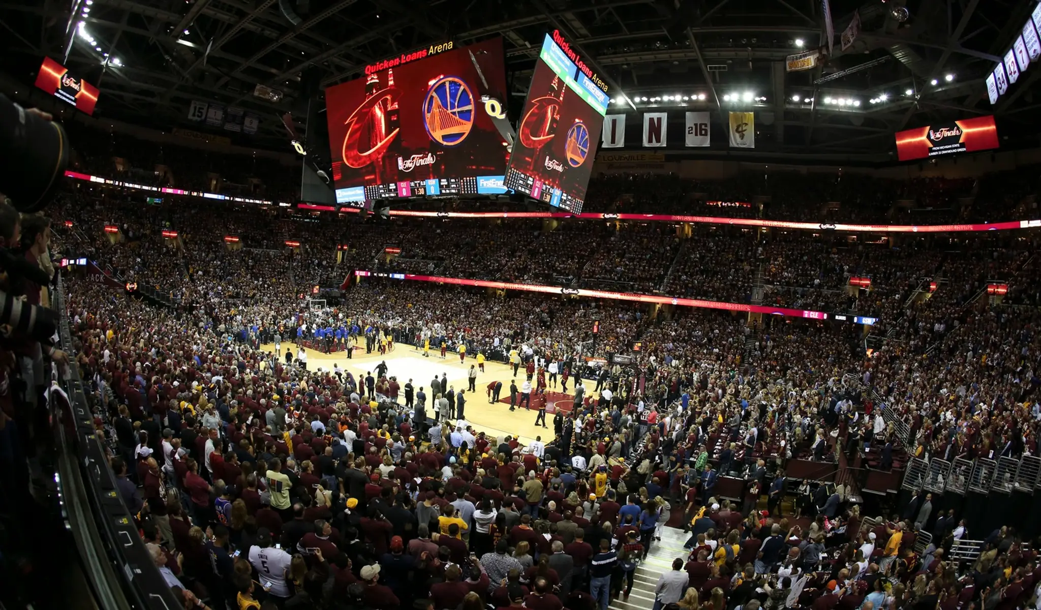 Fanúšikovia stoja pred tretím zápasom finále play off zámorskej basketbalovej NBA Cleveland Cavaliers - Golden State Warriors