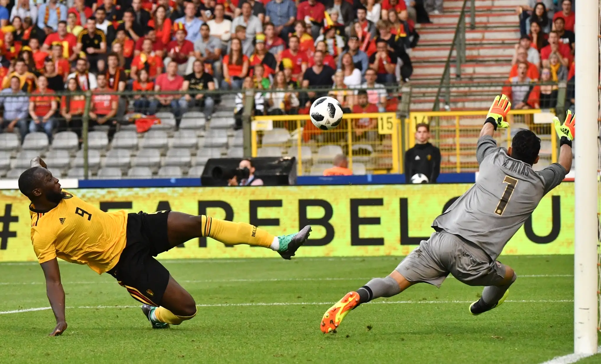 Romelu Lukaku (Belgicko) prekonáva brankára Kostariky Keylora Navasa.