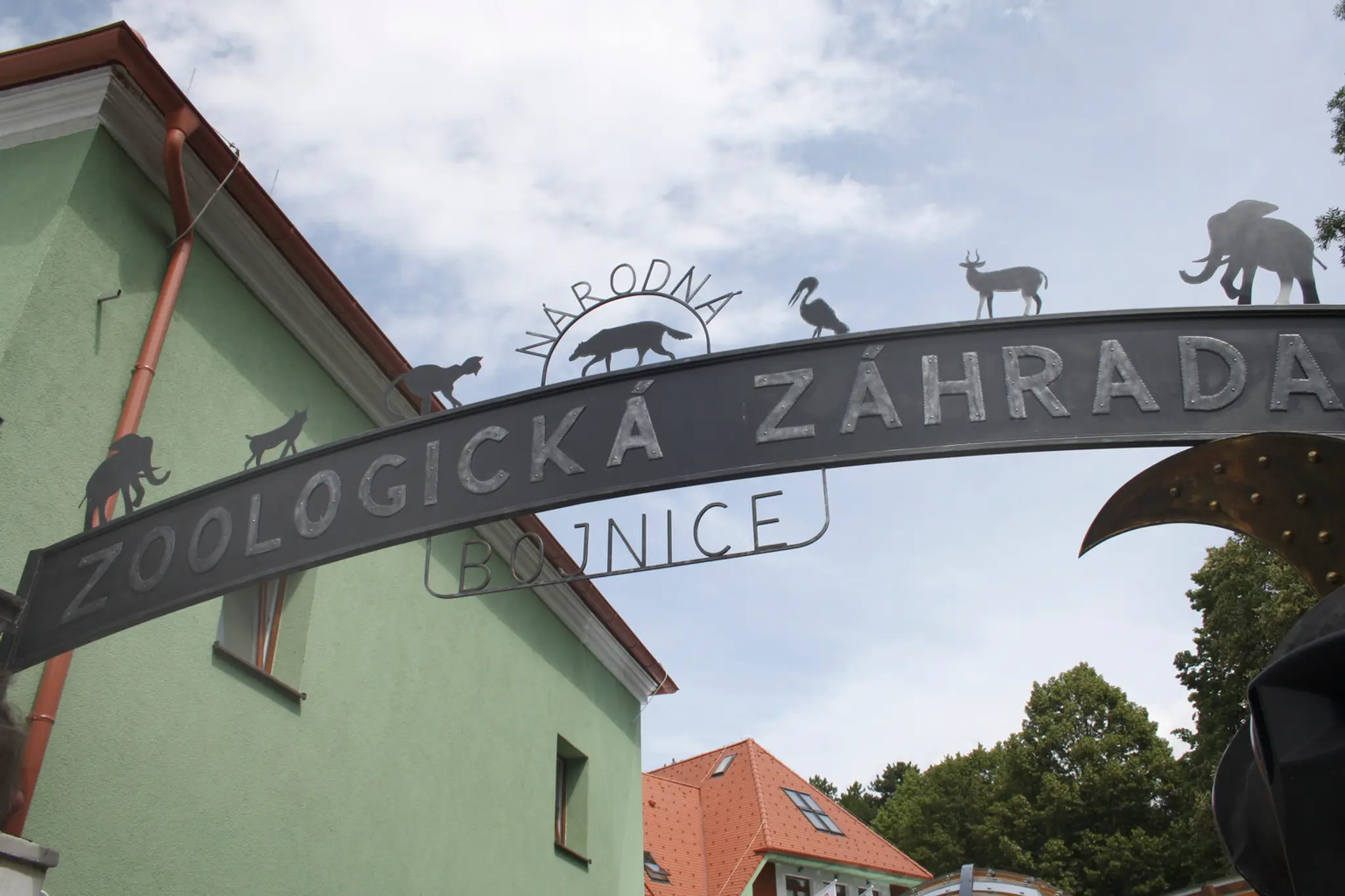 Pracovník čístí veci počas šírenia koronavírusu.