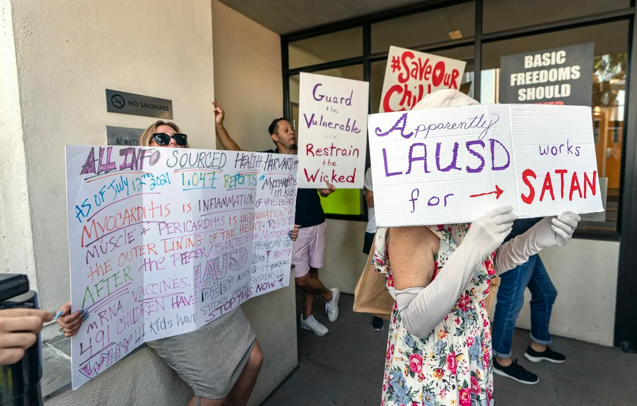 Protest proti povinnému očkovaniu študentov v Los Angeles.