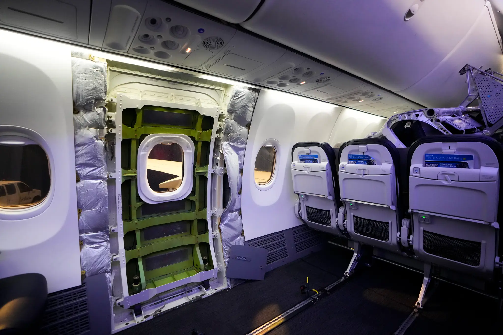 Na odtrhnutom paneli z lietadla Boeing zrejme chýbali štyri skrutky.