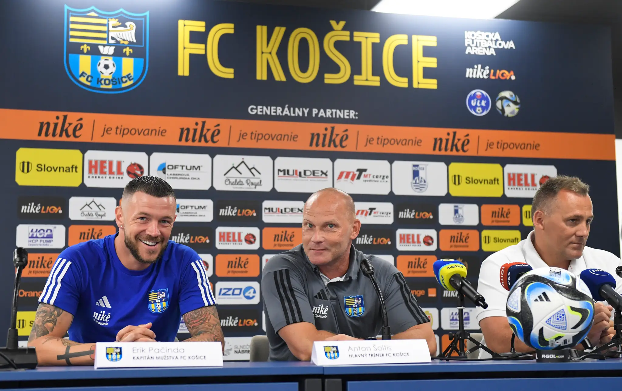 Kapitán mužstva FC Košice Erik Pačinda, hlavný tréner FC Košice Anton Šoltis a generálny manažér FC Košice Pavol Turczyk