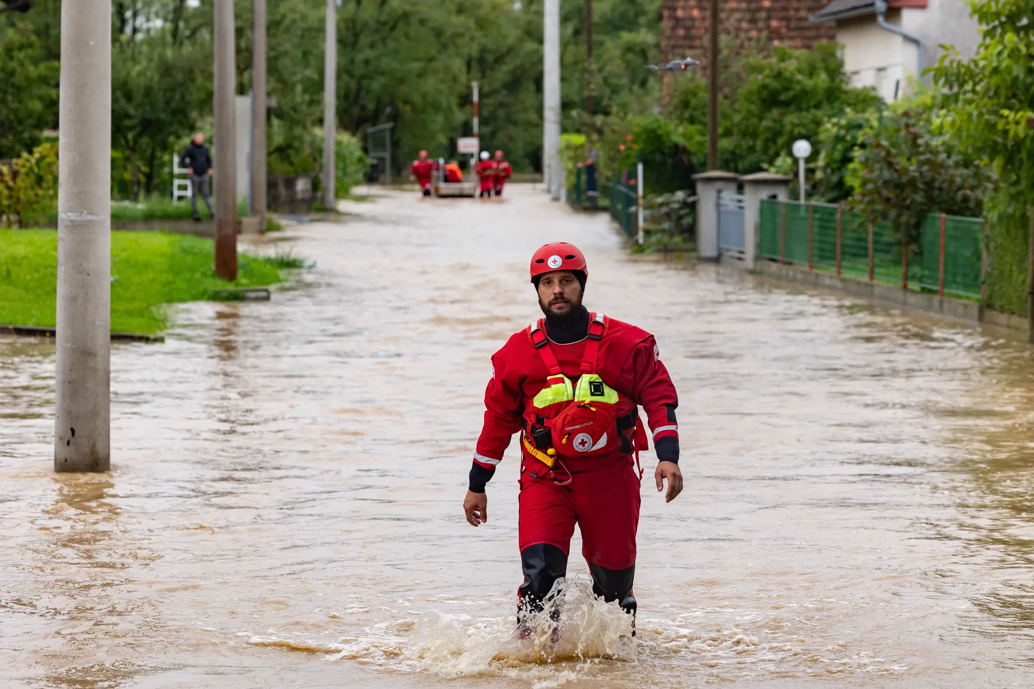 Na snímke zaplavená ulica v chorvátskej obci Brdovec