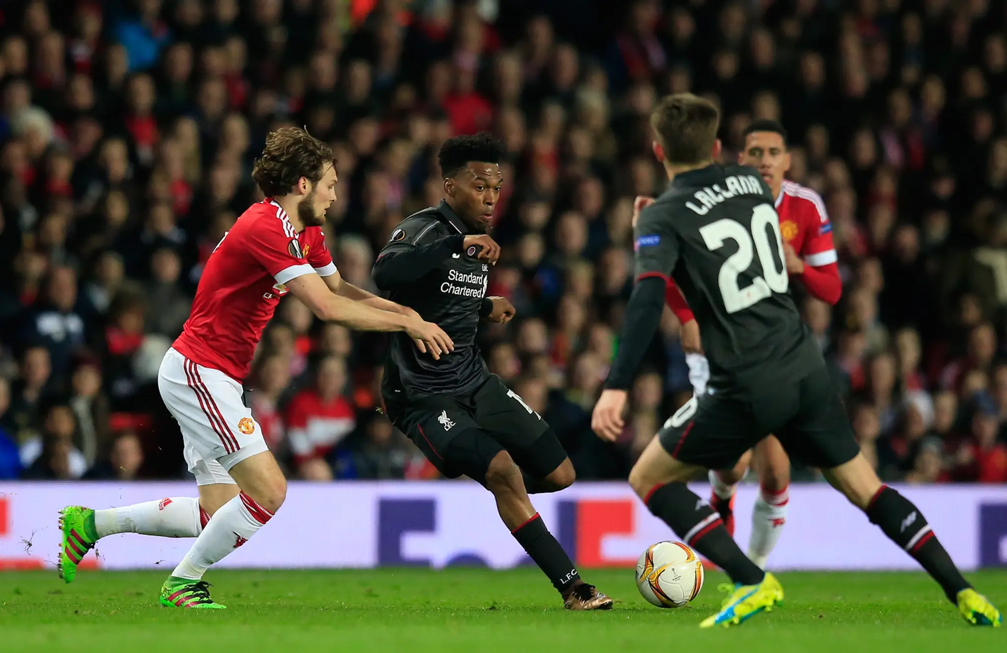 Hráč Liverpoolu Daniel Sturridge v odvetnom zápase osemfinále EL UEFA proti Manchester United.